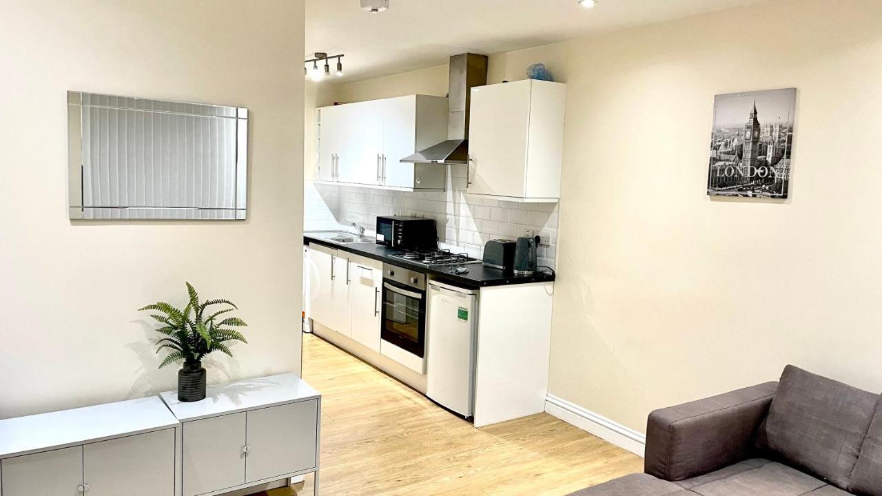 Holiday Flat In Central Slough Near To London Heathrow And Windsor With Free Car Park Exterior foto
