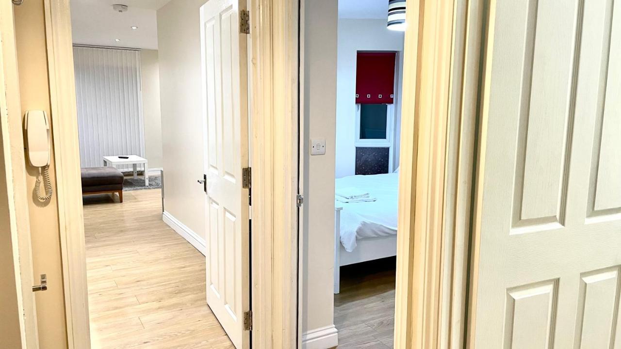 Holiday Flat In Central Slough Near To London Heathrow And Windsor With Free Car Park Exterior foto
