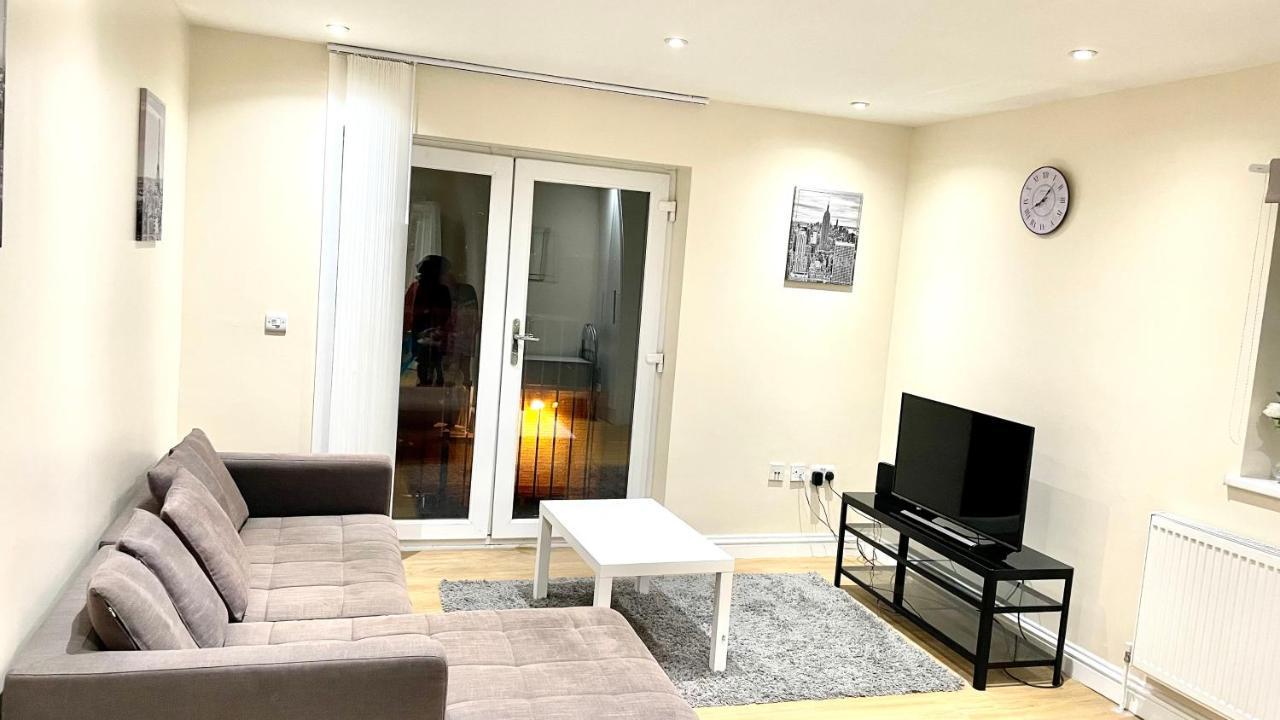 Holiday Flat In Central Slough Near To London Heathrow And Windsor With Free Car Park Exterior foto