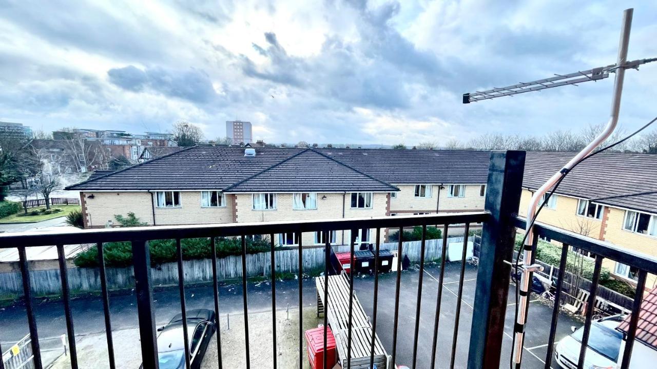 Holiday Flat In Central Slough Near To London Heathrow And Windsor With Free Car Park Exterior foto