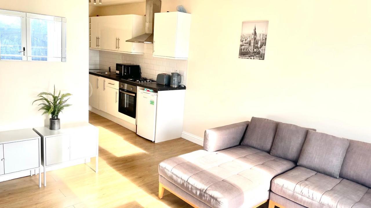 Holiday Flat In Central Slough Near To London Heathrow And Windsor With Free Car Park Exterior foto